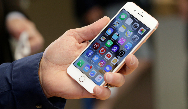 Apple’s iPhone Turns 10, Bumpy Start Forgotten