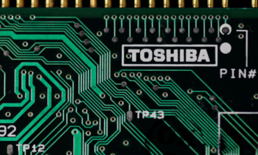 Toshiba Under Pressure to Consider 'Plan B' as Chip Sale Falters: Sources