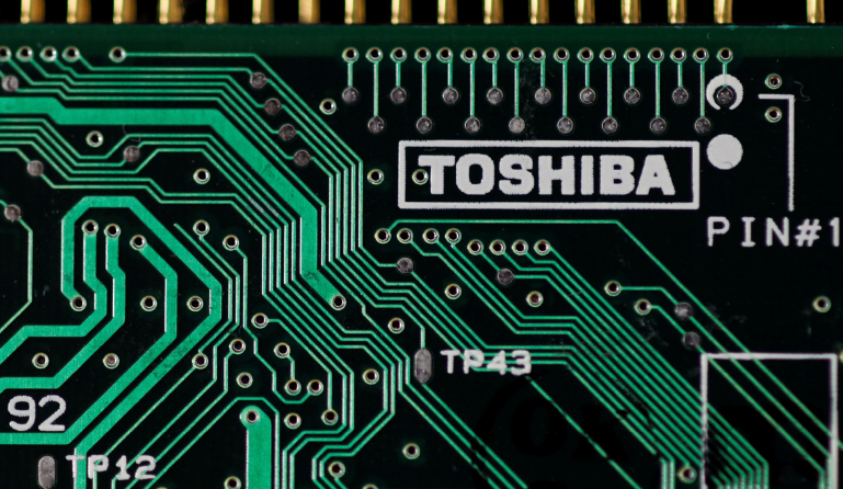 Toshiba Under Pressure to Consider ‘Plan B’ as Chip Sale Falters: Sources